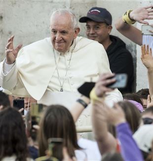 El papa Francisco con los jóvenes. Plaza de San Pedro, 18 de abril de 2022 (©Massimiliano Migliorato/Catholic Press Photo)
