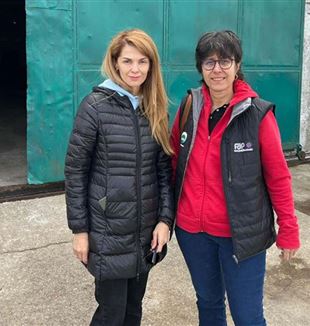 Simona Carobene (a la izq.) y Liliana, refugiada ucraniana su colaboradora