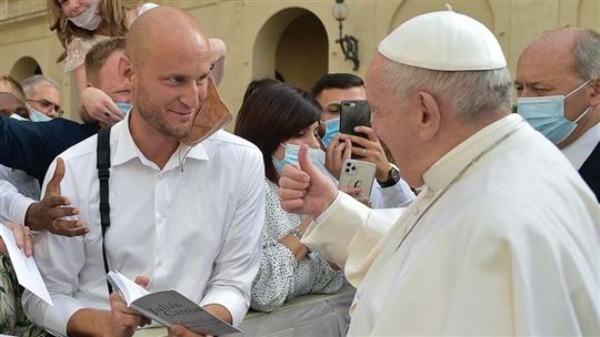 David Macek entrega al papa Francisco el libro ''Educación. Comunicación de uno mismo''