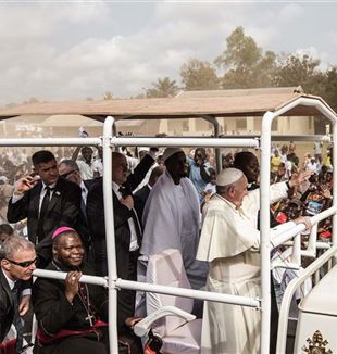 Dieudonné Nzapalainga con el papa Francisco en Bangui, noviembre 2015 (Foto: © Gianluigi Guercia/AFP/Getty Images)