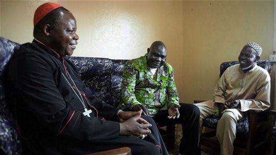 El cardenal con el pastor Nicolas Guerekoyame-Gbangou (centro) y el imán Omar Kobine Layama (Foto: © Florent Vergnes/AFP/Getty Images)