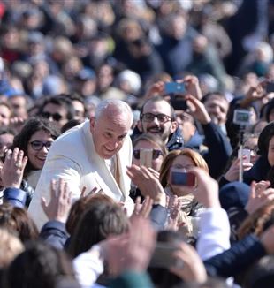 El papa Francisco en la audiencia con CL el 7 de marzo de 2015 (©Ansa/Maurizio Brambatti)