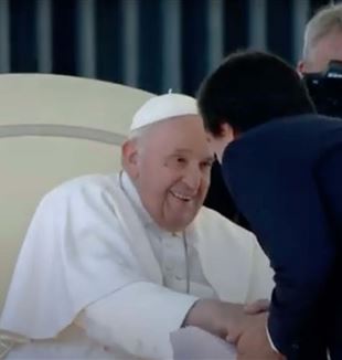 El papa Francisco saluda a Davide Prosperi