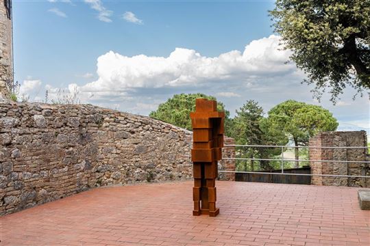 ''Hold (Piedad)'', 2019, en el jardín de la Galería Continua de San Gimignano (Ela Bialkowska, OKNO Studio / Courtesy the artist and Galleria Continua)