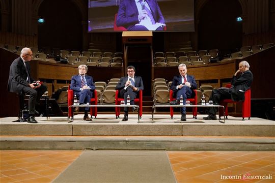Por la izquierda: Michele Brambilla, Ernesto Galli Della Loggia, Davide Prosperi, Marco Impagliazzo y el cardenal Matteo Zuppi