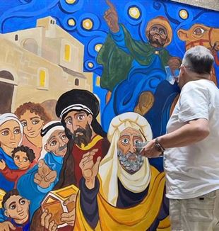 Franco Vignazia pintando en el centro "Dar al-Majus" de Belén