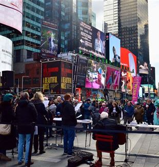 El gesto por la paz en Times Square (Foto: Giuly Riboldi)