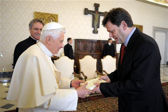 Peter Seewald entrega su libro-entrevista a Benedicto XVI en noviembre de 2010 (Catholic Press Photo)