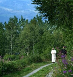 Benedicto XVI durante unas vacaciones en los Alpes (©Eric Vandeville/akg-images/Mondadori Portfolio)