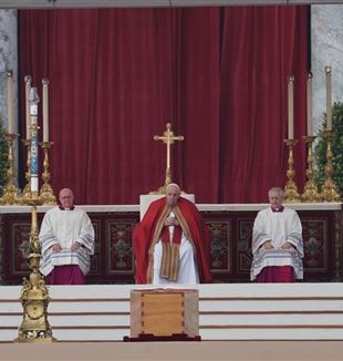 El papa Francisco durante el funeral de Benedicto XVI (©Ansa/Massimo Percossi)