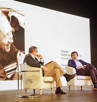 Davide Prosperi durante el diálogo con Rafael Gerez (foto EncuentroMadrid)