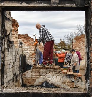 Voluntarios trabajando entre los escombros de un pueblo cercano a Chernihiv, Ucrania (Foto Ansa)