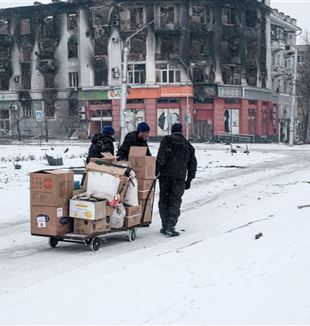 Voluntarios llevando ayuda a civiles en Bakhmut, Ucrania (Foto Ansa)