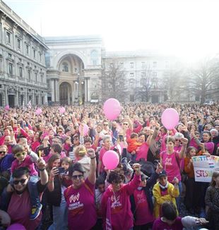 Manifestación de "familias arco iris" en Milán, sábado 18 de marzo (Foto Ansa)