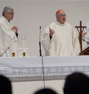 El cardenal Kevin Joseph Farrell celebra la misa en los Ejercicios de la Fraternidad de CL. Rímini, 15 de abril de 2023 (Foto Roberto Masi/Fraternità CL)