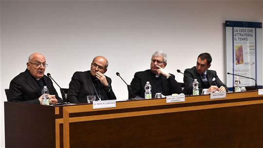 Por la izquierda, monseñor Camisasca, el cardenal Tolentino, Andrea D'Auria y Cesare Pozzoli (foto Romano Siciliani/Fraternità CL)