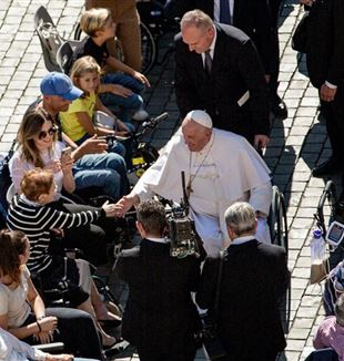 El Papa saluda a los enfermos al término de la audiencia del 15 de octubre de 2022 (Giovanni Dinatolo/Fraternità CL)