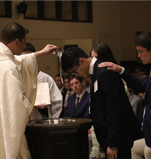 El padre Brenson bautiza a Alvin durante la vigilia pascual