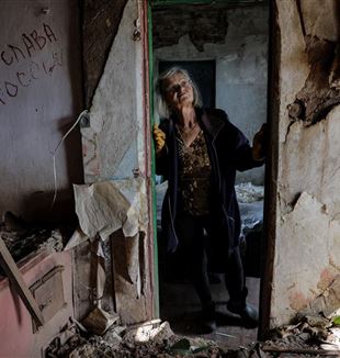 Una mujer ucraniana en su casa descruida cerca de Jarkov (Ansa)