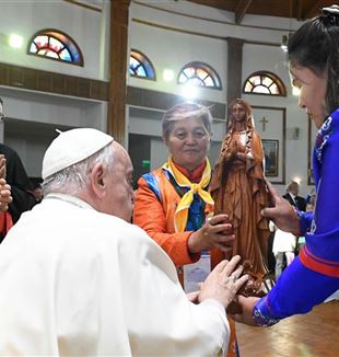 El Papa bendice la imagen de la Virgen madre del Cielo (Foto: Vatican Media / Catholic Press Photo)