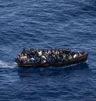 Migrantes en una barca en Lampedusa (Foto Ansa-Dpa)