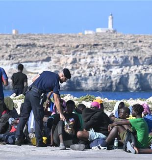 Migrantes a la espera en Lampedusa (Ansa)