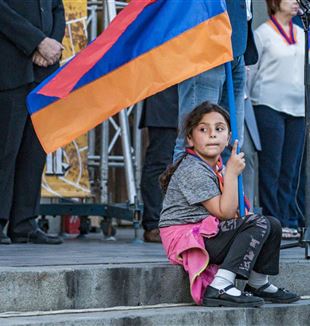 Una niña con la bandera armenia durante una manifestación en Ereván (Ansa-Zumapress)