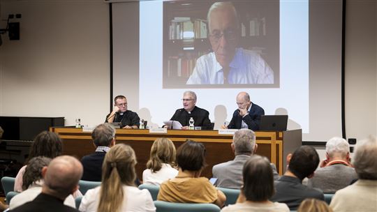Por la izquierda, monseñor Paolo Pezzi, Andrea D'Auria y Carmine Di Martino. En la pantalla, Giorgio Chiosso (Romano Siciliani/Fraternità CL)
