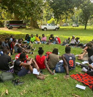El picnic de los jóvenes ugandeses en Entebbe