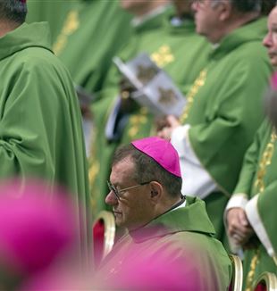 Monseñor Pezzi durante el Sínodo de los obispos (Alessia Giuliani/Catholic Press Photo)