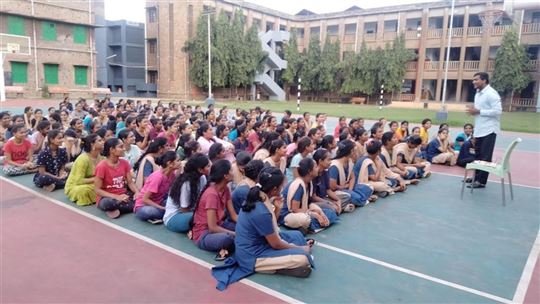 Don Bosco con las jóvenes de Thalita Cumi Unnati, en la India (Foto www.tcuindia.org)