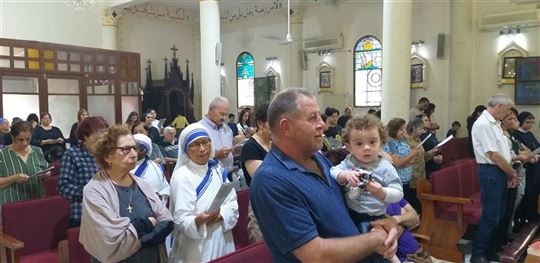 Cristianos rezando en la iglesia de la Sagrada Familia de Gaza, durante el conflicto