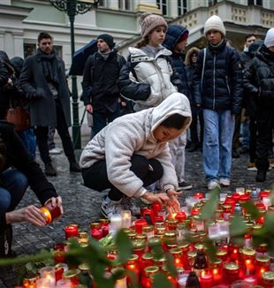 Gente de Praga rinde homenaje a las víctimas en el lugar de la masacre (Foto Ansa/Epa/Martin Divisek)