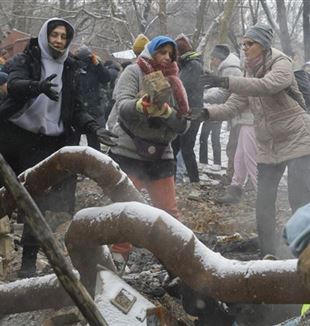 Kiev, 3 de enero de 2024. Voluntarios recogen escombros tras un bombardeo