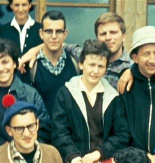 Don Giussani en el campamento de verano de Bachilleres en 1961 en Passo di Costalunga (Archivo Fraternità CL)