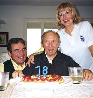 Carras y su mujer, Jone, con don Giussani en su 78° cumpleaños (Archivo Fraternità CL)