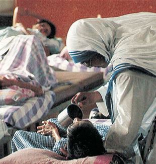 Hermanas misioneras de la Caridad de la Madre Teresa de Calcuta atendiendo a un enfermo en un hospital de campaña (Ansa-Sfor)
