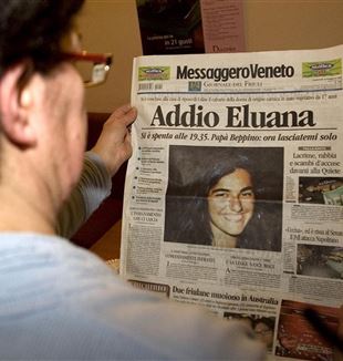 La noticia de la muerte de Eluana Englaro (Foto ANSA/Andrea Solero/DRN)