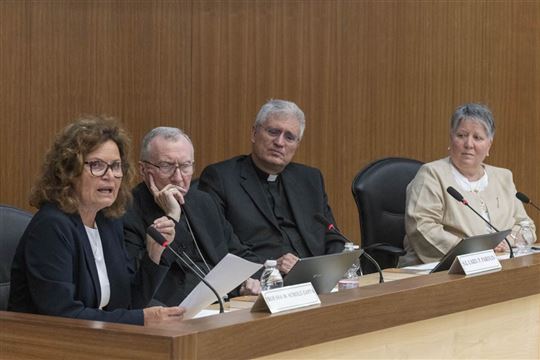 Por la izquierda, Monica Scholz-Zappa, el cardenal Pietro Parolin, Andrea D'Auria y Michelina Tenace (foto Paolo Galosi)