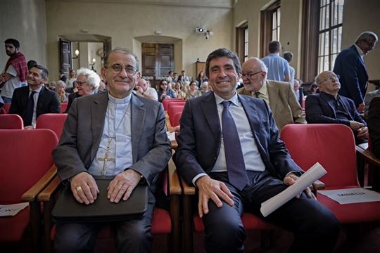 El arzobispo de Milán, Mario Delpini, con el presidente de la Fraternidad de CL, Davide Prosperi (Foto Fausto Ferioli)