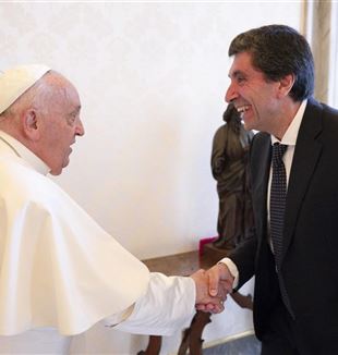 Davide Prosperi saluda al Santo Padre tras su audiencia privada (Vatican Media/Catholic Press Photo)