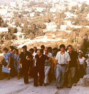 Don Giussani durante su peregrinación a Tierra Santa en 1986 (Fraternità CL)