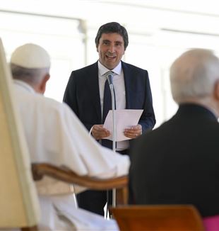 Davide Prosperi y el papa Francisco en la audiencia del 15 de octubre de 2022 por el centenario de don Giussani (Catholic Press Photo)
