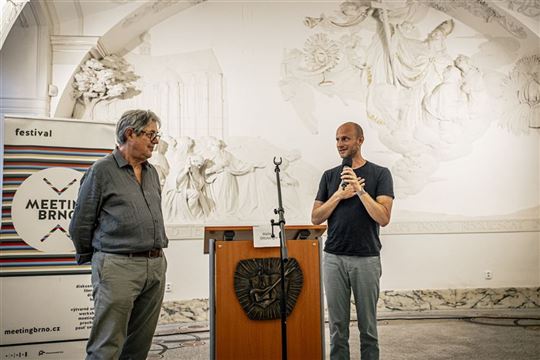 David Macek presenta el encuentro con Walter Ottolenghi (Giovanni Dinatolo)