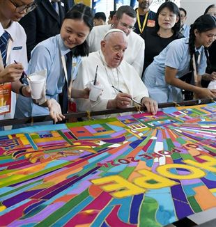 El Papa con jóvenes de Singapur (Vatican Media/ABACAPRESS.COM)