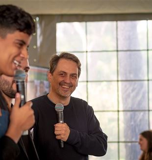 Fernando Morán con varios jóvenes (Foto Cesal)