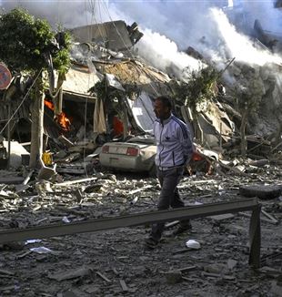 Las calles de Beirut tras el bombardeo (Foto Ansa/Epa/Wael Hamzeh)