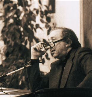 Don Giussani en un encuentro en 1983 (Foto Fraternità CL/Federico Brunetti)