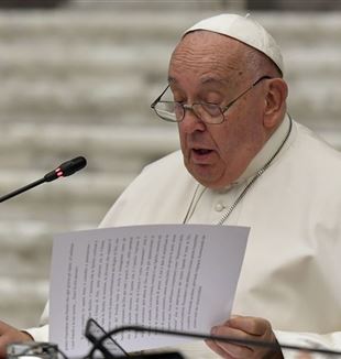 El Papa Francisco leyendo el documento final del Sínodo (Foto VATICAN MEDIA/Catholic Press Photo)