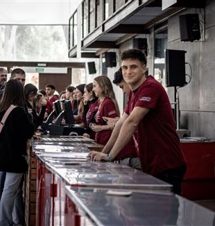 Voluntarios trabajando en la barra Foto: EncuentroMadrid